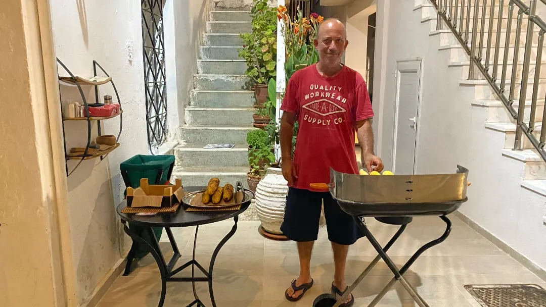 Dimitris grillt Maiskolben