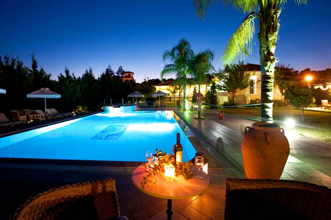 Dion Zois Villas - Pool bei Nacht