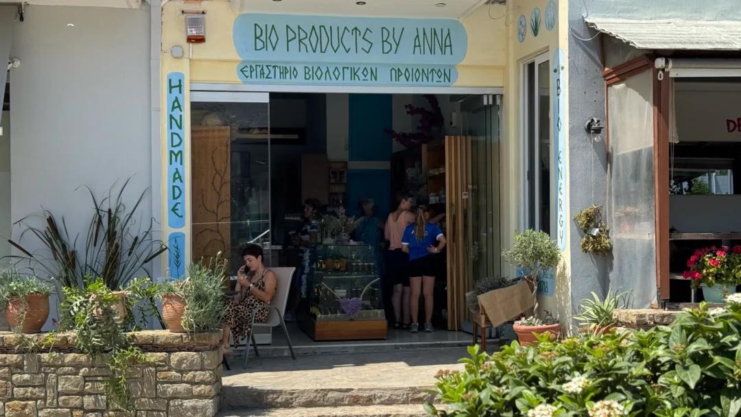 Annas Shop für Bio-Produkte gegenüber des Supermarkts